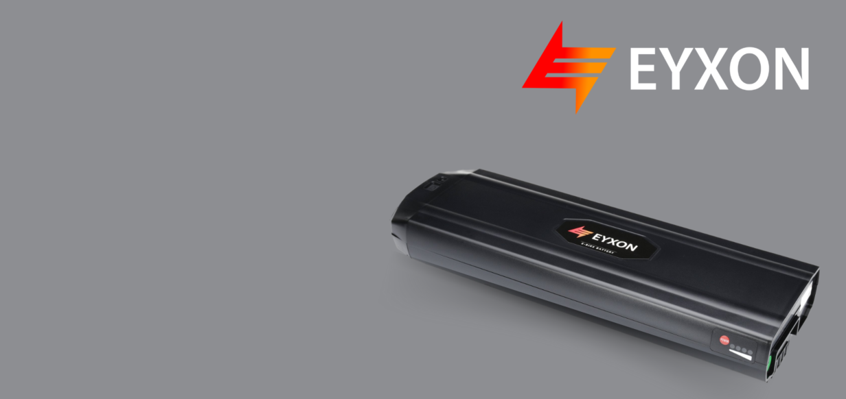 Immagine di una batteria eyxon in una stanza buia con il logo eyxon