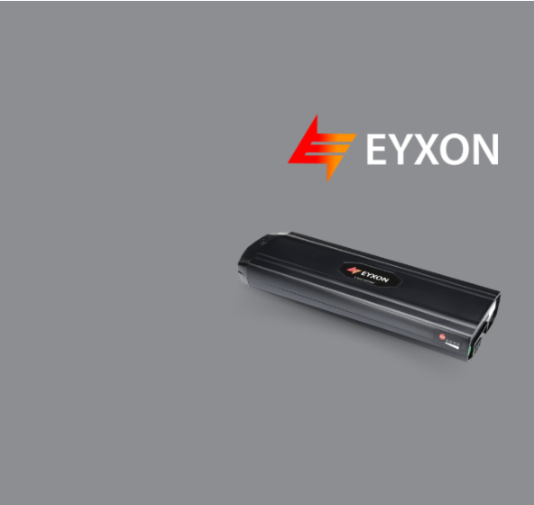 Immagine di una batteria eyxon in una stanza buia con il logo eyxon