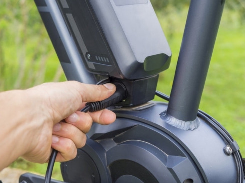 Come si ricarica la batteria della bici elettrica?