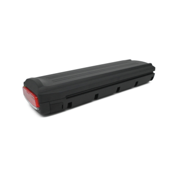 In questa foto si vede l'intera batteria per bicicletta E-Bike Vision Gazelle Innergy 36V 11.4Ah. La foto è stata scattata da un'angolazione di tre quarti dal retro della batteria. La luce posteriore e il lato sono visibili.
