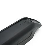 Primo piano della parte frontale della batteria di ricambio AEG DownTube 36V 12.8Ah con l'indicatore LED e il pulsante di accensione chiaramente visibili.
