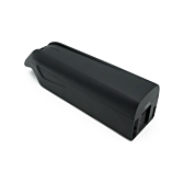 Vista a tre quarti ravvicinata della batteria di ricambio AEG DownTube 36V 12.8Ah dove la batteria è ben visibile.
