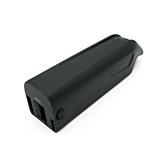 Vista a tre quarti della batteria di ricambio AEG DownTube 36V 12.8Ah con il collegamento chiaramente visibile.
