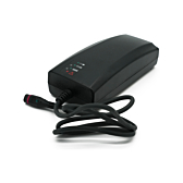 Vista a tre quarti del caricabatterie Alber Neodrives Z20 V8 RS con l'indicatore di carica visibile.