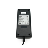 Vista inferiore del caricabatterie Alber Neodrives Z20 V8 RS. L'etichetta sulla parte inferiore del caricabatterie è chiaramente visibile.