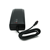 Vista posteriore del caricabatterie Alber Neodrives Z20 V8 RS. L'indicatore di carica è visibile.
