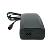 Vista frontale del caricabatterie Alber Neodrives Z20 V8 RS con messa a fuoco sul collegamento di alimentazione.