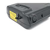 Foto in primo piano a tre quarti della batteria per bicicletta Ansmann 36V 14Ah Compatible. Il pulsante di accensione/spegnimento e la porta di ricarica sono chiaramente visibili.