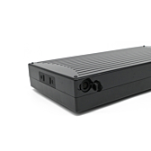 Sparta E-motion C1/C2/C3 / Batavus compatibile batteria per bicicletta 13.6Ah (nera) Incl. caricatore vista dal lato, dove si può vedere la porta del caricatore e il connettore che va nella bicicletta
