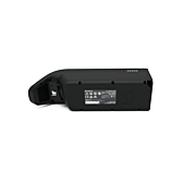 foto del Shimano BT-E6010 36V 11.6Ah dal lato dove si può vedere il lato e il lato inferiore della batteria con gli adesivi e l'indicatore della percentuale della batteria