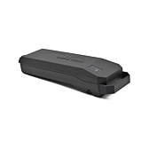Vista a tre quarti dal retro della batteria per bici Bosch Powerpack 360 Performance/Active portapacchi E-Bike Vision. La maniglia e l'indicatore della batteria sono visibili.