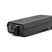 Vista frontale della batteria per bici Bosch Powerpack 360 Performance/Active portapacchi E-Bike Vision. Il collegamento alla bici è visibile.