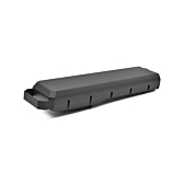 Vista a tre quarti della batteria per bici Bosch Powerpack 700 Performance/Active portapacchi E-Bike Vision, presa dalla parte posteriore della batteria. Il retro e il lato della batteria sono chiaramente visibili, così come la maniglia della batteria.