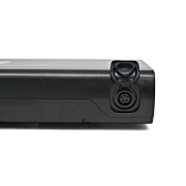 Foto laterale della batteria EYXON Sparta/Batavus B400 36V 12.8Ah Compatible. La porta di ricarica a cinque poli è chiaramente visibile.
