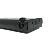 Foto da un angolo obliquo della batteria EYXON Sparta/Batavus B400 36V 12.8Ah Compatible. La porta di ricarica e il collegamento alla bici sono visibili.
