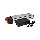 In questa immagine è visibile una batteria per bicicletta compatibile Gazelle Innergy Gold 36V 13Ah. Inoltre, è raffigurato il caricabatterie corrispondente, poiché si tratta di un pacchetto in cui le persone ricevono un caricabatterie con la batteria del