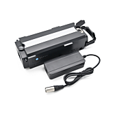 Vista a tre quarti della batteria per bicicletta Giant Twist Compatible 13Ah dall'alto. Il caricabatterie è accanto alla batteria.