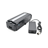 Vista a tre quarti della Giant Twist Compatible 13Ah con il caricabatterie accanto alla batteria.