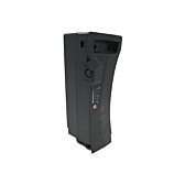 La batteria compatibile Impulse 36V 14.5Ah prodotta da EYXON in piedi, la parte superiore e il lato con il connettore di ricarica sono visibili. Il coperchio del connettore di ricarica è aperto.