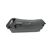 La batteria compatibile Impulse 36V 14.5Ah prodotta da EYXON vista da un angolo obliquo, mostrando chiaramente il lato e la parte superiore della batteria, inclusa l'indicatore di batteria sulla parte superiore. La porta di ricarica è chiusa.