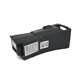 Vista a tre quarti della batteria Kalkhoff Impulse 36V 17Ah, dal lato destro. La parte superiore e il lato destro sono chiaramente visibili.