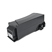 Vista a tre quarti della batteria Kalkhoff Impulse 36V 17Ah, la connessione di ricarica e la connessione per la bicicletta sono chiaramente visibili.