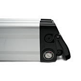Primo piano del lato della Phylion XH370-12J Silverfish 37V 12Ah Compatible, con la serratura ben visibile.