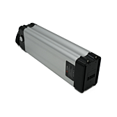 Vista a tre quarti della Phylion XH370-12J Silverfish 37V 12Ah Compatible, con il collegamento alla bici visibile, presa dall'alto.
