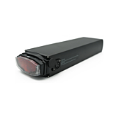 Vista a tre quarti della batteria per bicicletta Promovec Carrier 6.2XL 36V 15.6Ah. La luce posteriore della batteria e la porta di ricarica sono visibili.