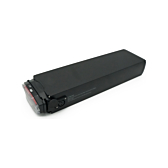 Vista a tre quarti presa da un'angolazione alta della batteria per bicicletta Promovec Carrier 6.2XL 36V 15.6Ah. La porta di ricarica sul lato della batteria è ben visibile.