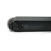 Foto ravvicinata della porta di ricarica della batteria per bicicletta Promovec Carrier 6.2XL 36V 13.2Ah.