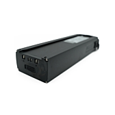 Vista a tre quarti della batteria per bicicletta Promovec Carrier 6.2XL 36V 15.6Ah capovolta. Il collegamento alla bicicletta della batteria è visibile.