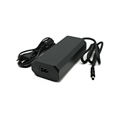 Vista a tre quarti del caricatore Rad Power Bikes 48V 2A, con la presa di alimentazione ben visibile.