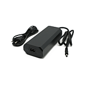 Vista a tre quarti del caricatore Rad Power Bikes 48V 2A, con il cavo e la presa di alimentazione ben visibili.