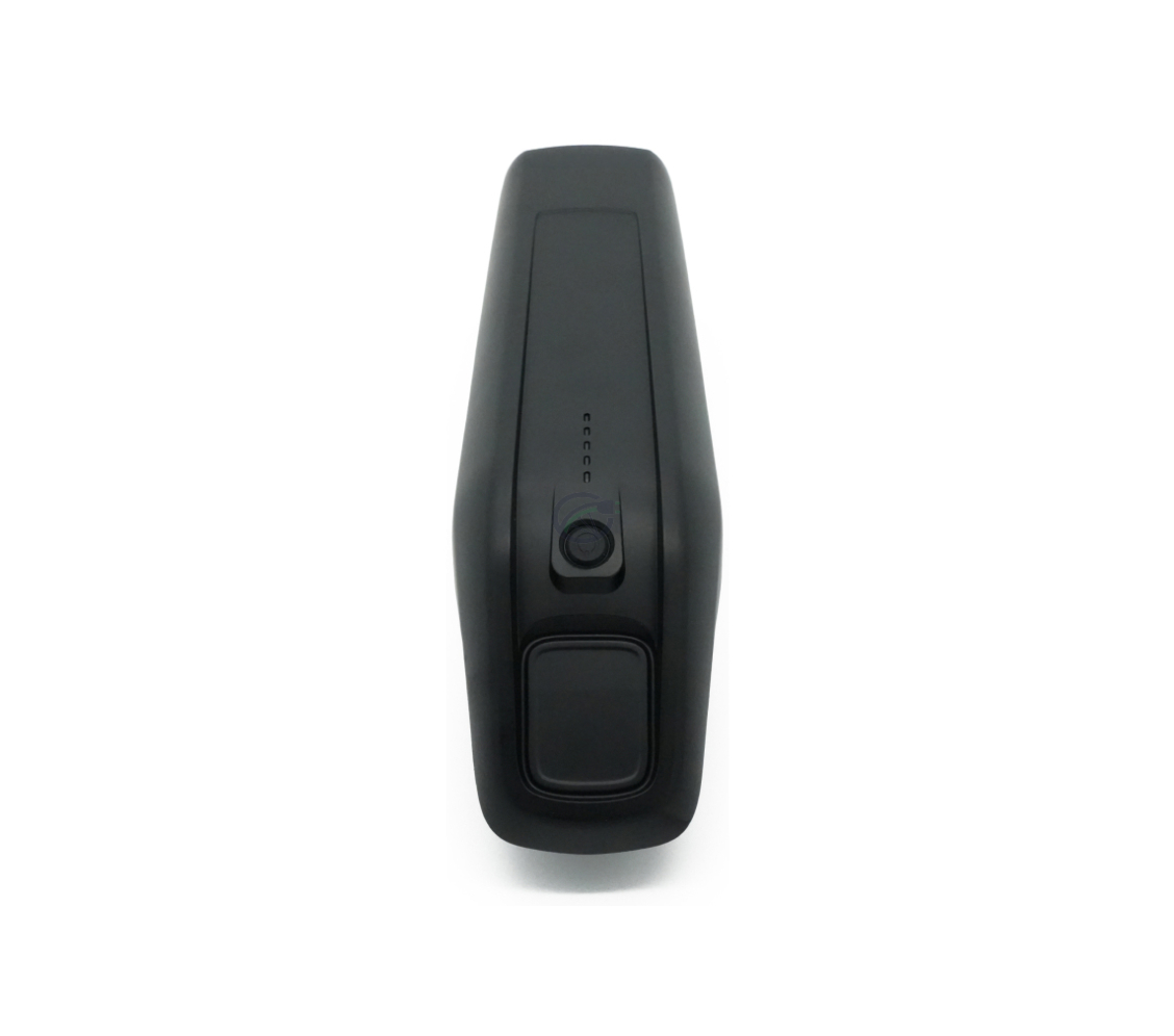 Vista frontale della batteria di ricambio AEG DownTube 36V 12.8Ah con l'indicatore LED e il pulsante di accensione chiaramente visibili.
