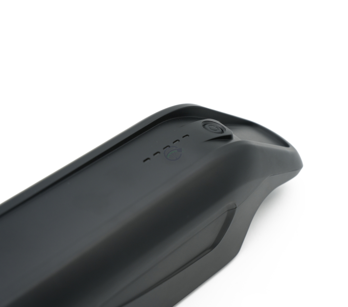 Primo piano della parte frontale della batteria di ricambio AEG DownTube 36V 12.8Ah con l'indicatore LED e il pulsante di accensione chiaramente visibili.
