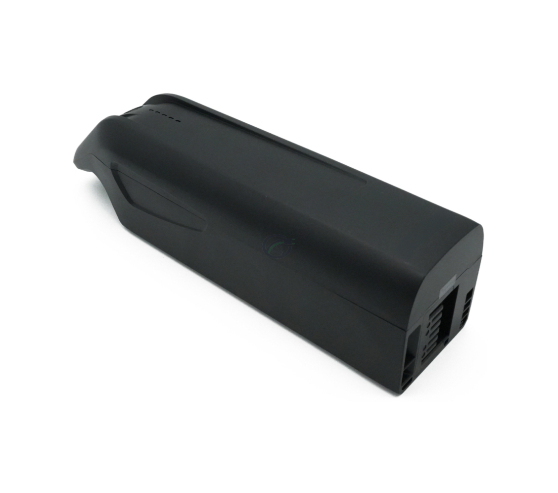 Vista a tre quarti ravvicinata della batteria di ricambio AEG DownTube 36V 12.8Ah dove la batteria è ben visibile.
