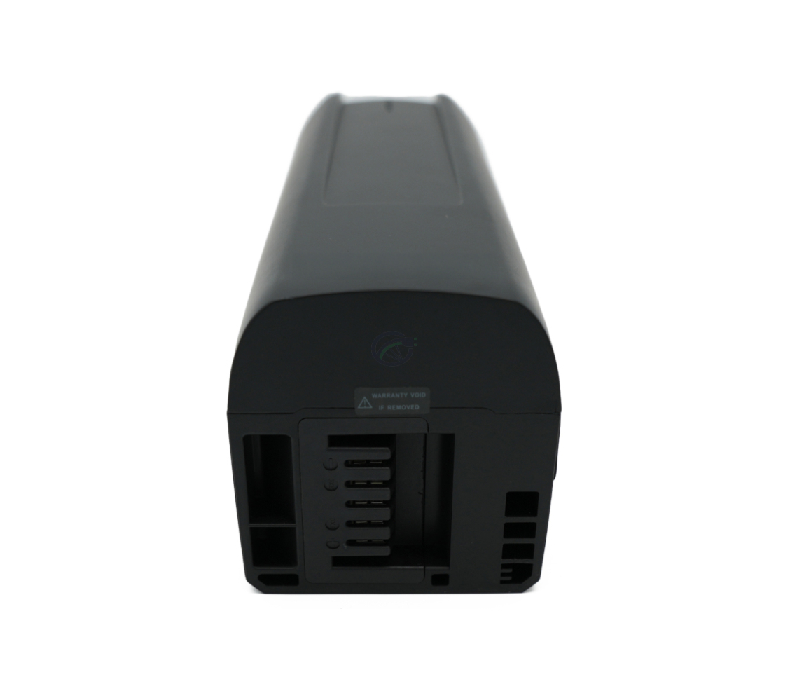 Vista frontale della batteria di ricambio AEG DownTube 36V 12.8Ah con il collegamento alla bici chiaramente visibile.
