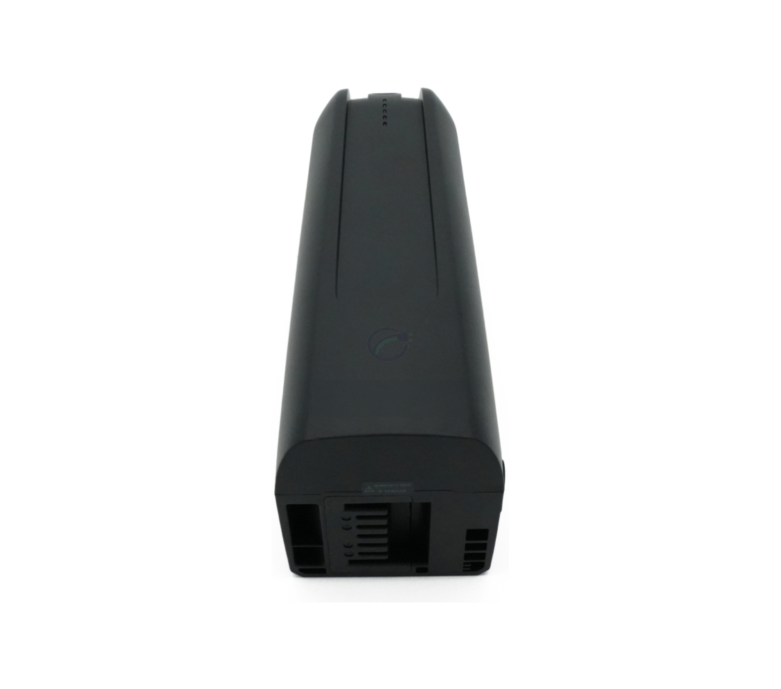 Vista dall'alto della batteria di ricambio AEG DownTube 36V 12.8Ah con il collegamento alla bici chiaramente visibile.
