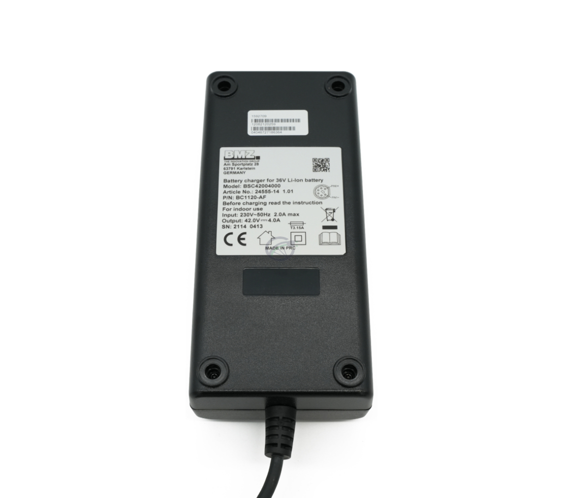 Vista inferiore del caricabatterie Alber Neodrives Z20 V8 RS. L'etichetta sulla parte inferiore del caricabatterie è chiaramente visibile.