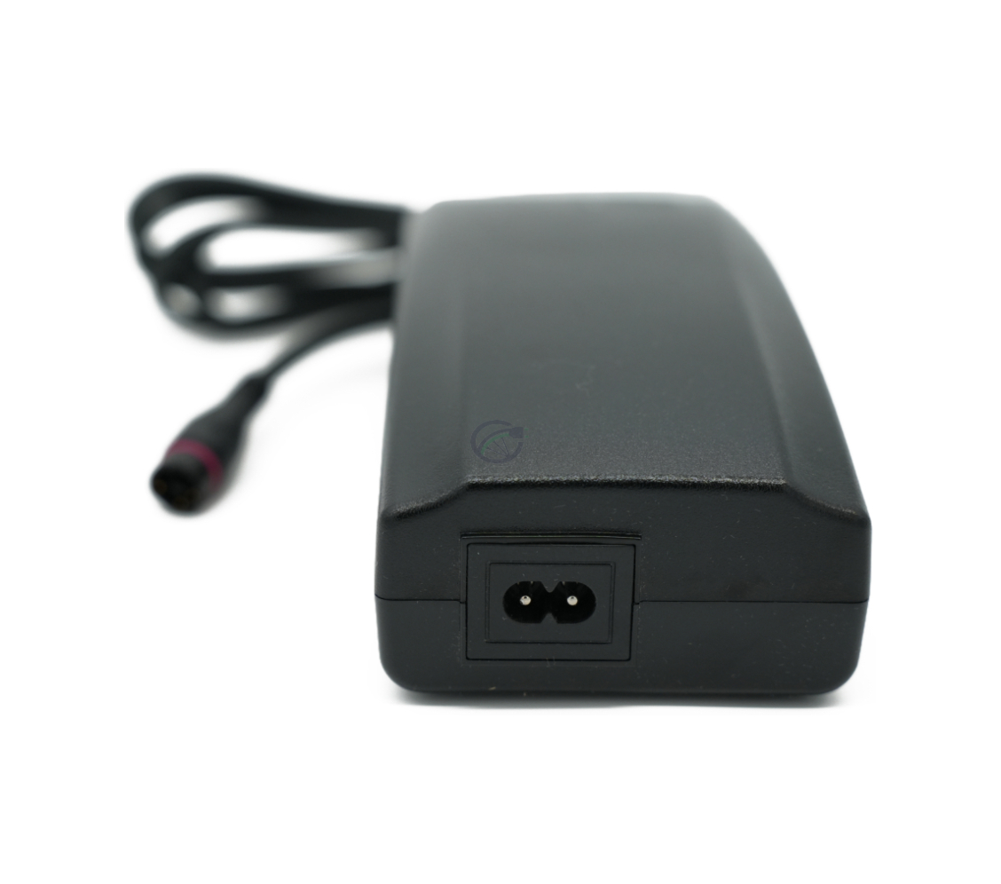Vista frontale del caricabatterie Alber Neodrives Z20 V8 RS con messa a fuoco sul collegamento di alimentazione.
