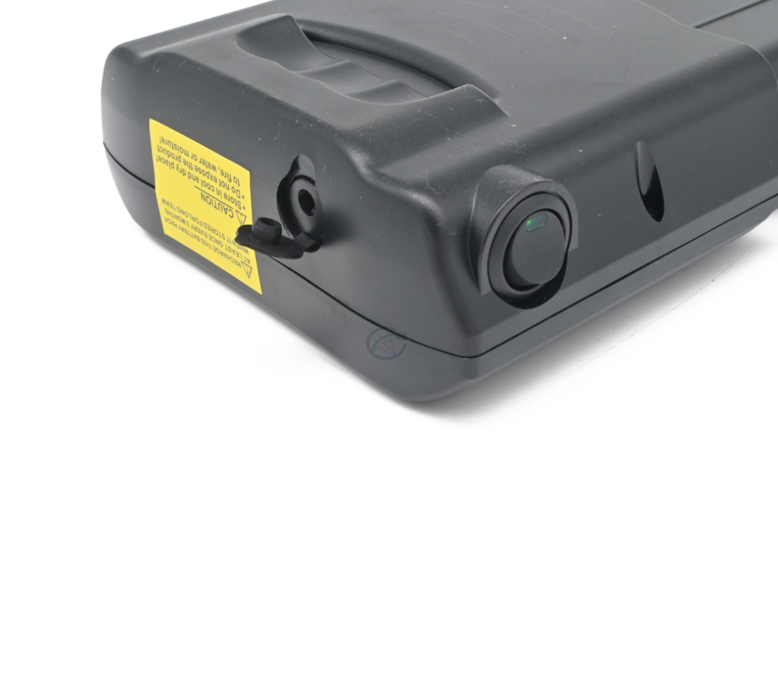 Foto in primo piano a tre quarti della batteria per bicicletta Ansmann 36V 14Ah Compatible. Il pulsante di accensione/spegnimento e la porta di ricarica sono chiaramente visibili.