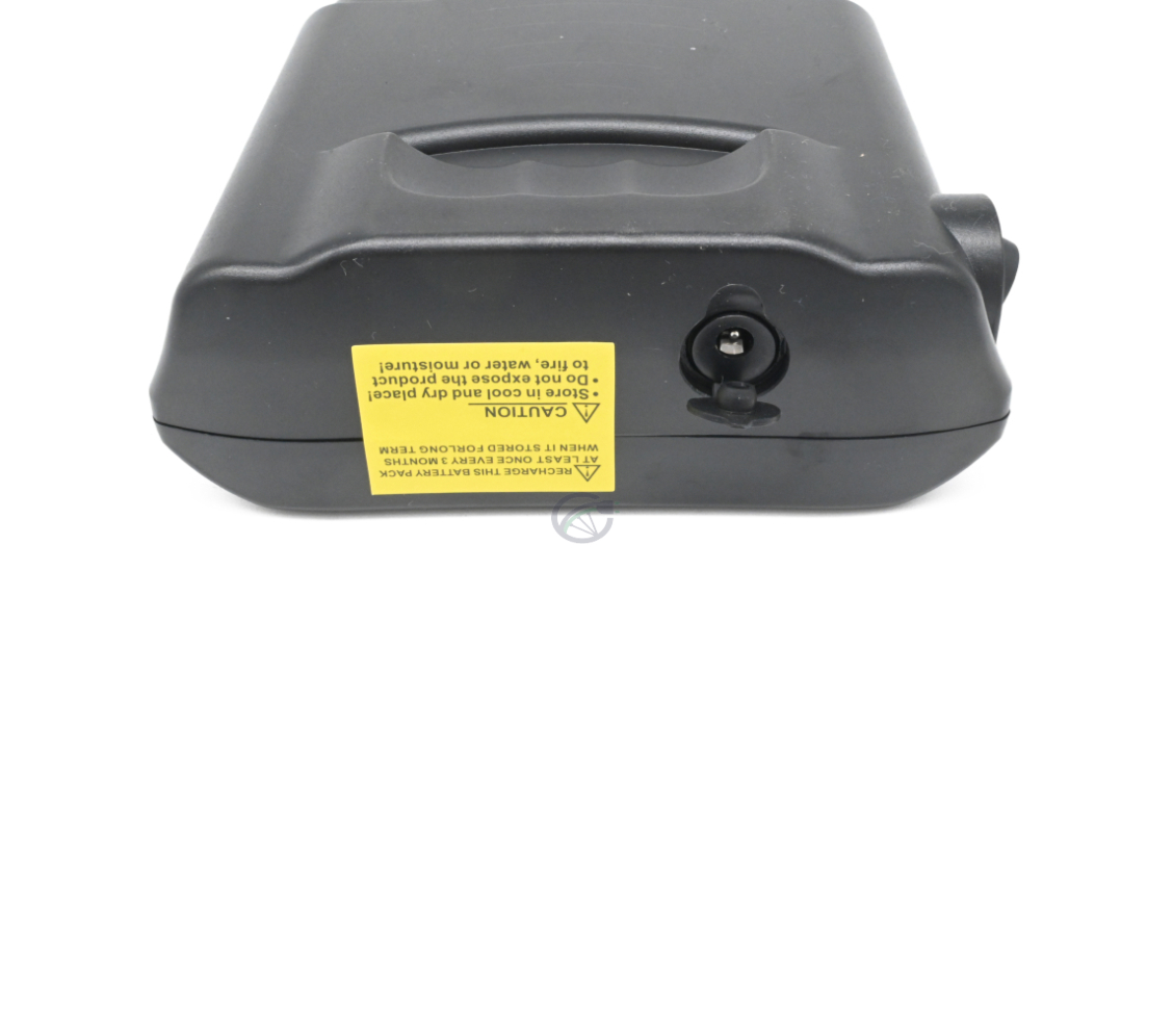 Foto in primo piano della porta di ricarica della batteria per bicicletta Ansmann 36V 14Ah Compatible.