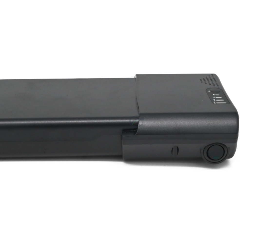 Vista laterale della batteria per bicicletta Ansmann 36V 14Ah Compatible. Il pulsante di accensione/spegnimento e l'indicatore della batteria sono visibili.