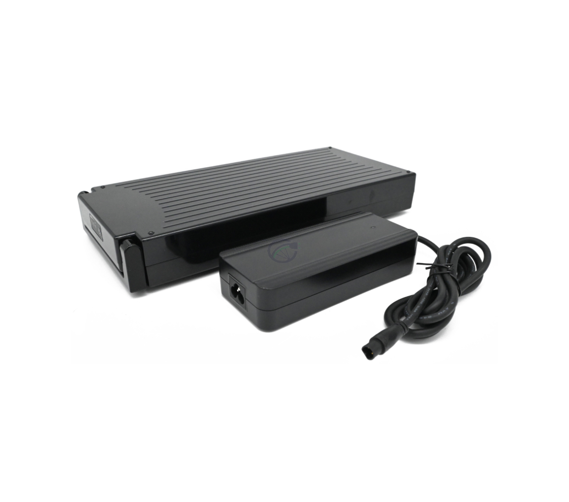 Batteria per bicicletta compatibile Sparta E-motion C1/C2/C3 / Batavus 13,6 Ah (nera) Incl. IVA. caricabatteria dal lato in cui sono visibili il caricabatteria e la batteria