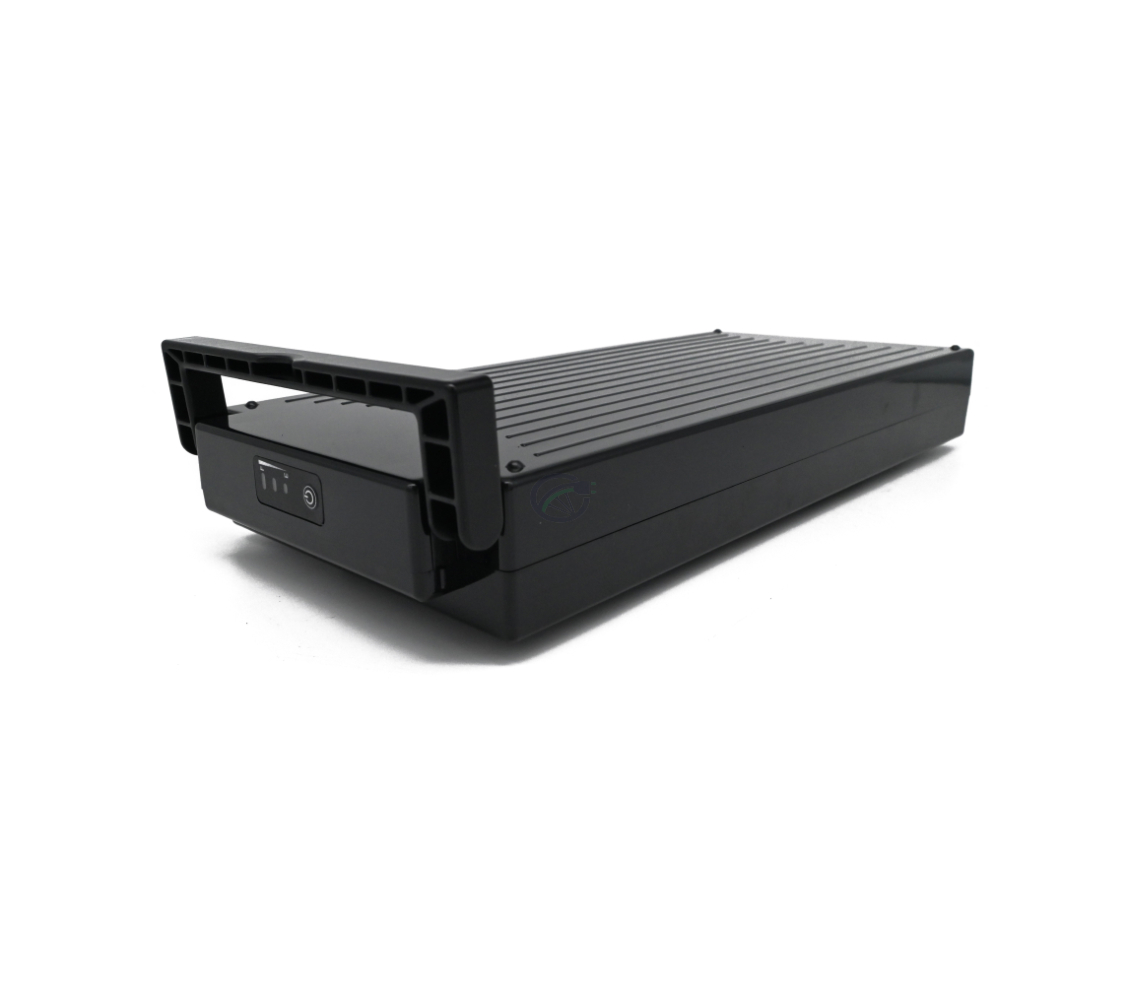 Foto della Sparta E-motion C1/C2/C3 / Batavus compatibile batteria per bicicletta 13.6Ah (nera) Incl. caricatore, dove si può vedere l'interruttore che si può accendere e spegnere. Si vede anche la maniglia aperta