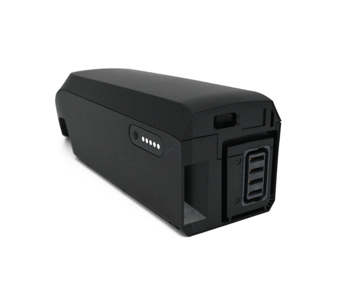 foto del Shimano BT-E6010 36V 11.6Ah dalla parte posteriore dove si può vedere il connettore della batteria per la bicicletta e l'indicatore della batteria che mostra la percentuale rimanente