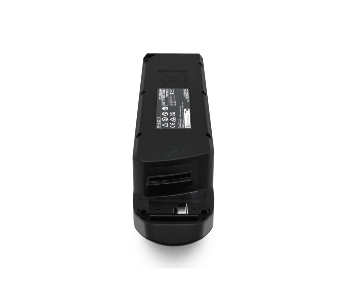 foto del Shimano BT-E6010 36V 11.6Ah dalla parte anteriore dove si può vedere il lato inferiore della batteria con adesivi che mostrano spiegazioni e avvertenze