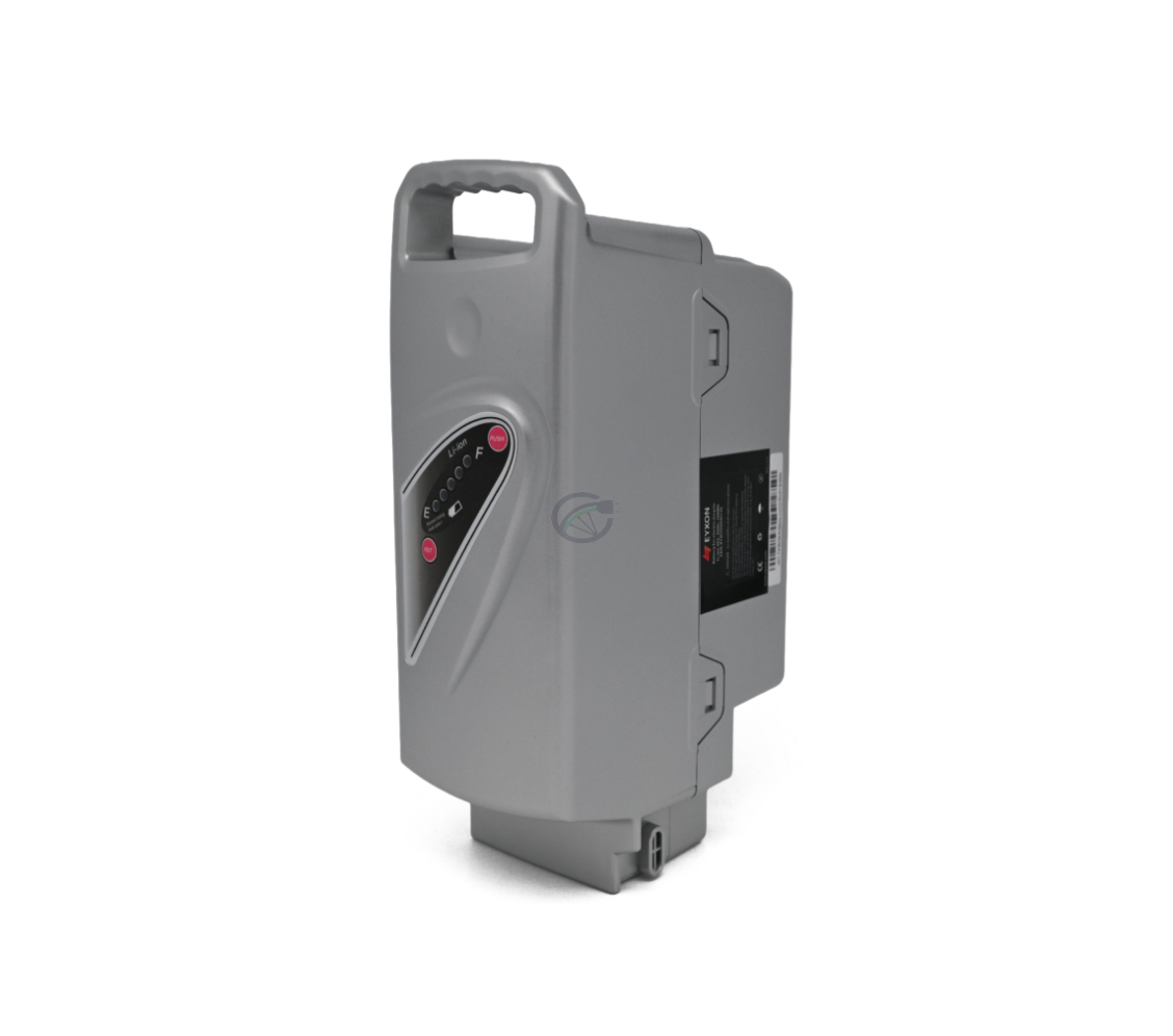 Foto in vista frontale inclinata della batteria per bicicletta Flyer Kalkhoff Panasonic Compatibile 26V 13Ah, dove si può vedere l'indicatore di carica, gli adesivi con informazioni e la maniglia vista da davanti