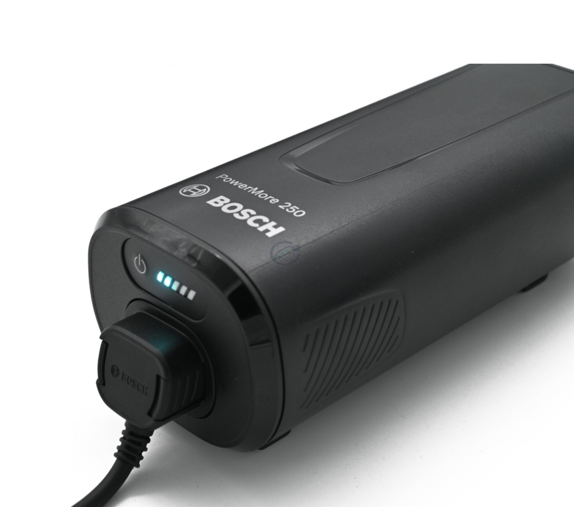 Foto ravvicinata del Bosch PowerMore 250 Range Extender con cavo collegato